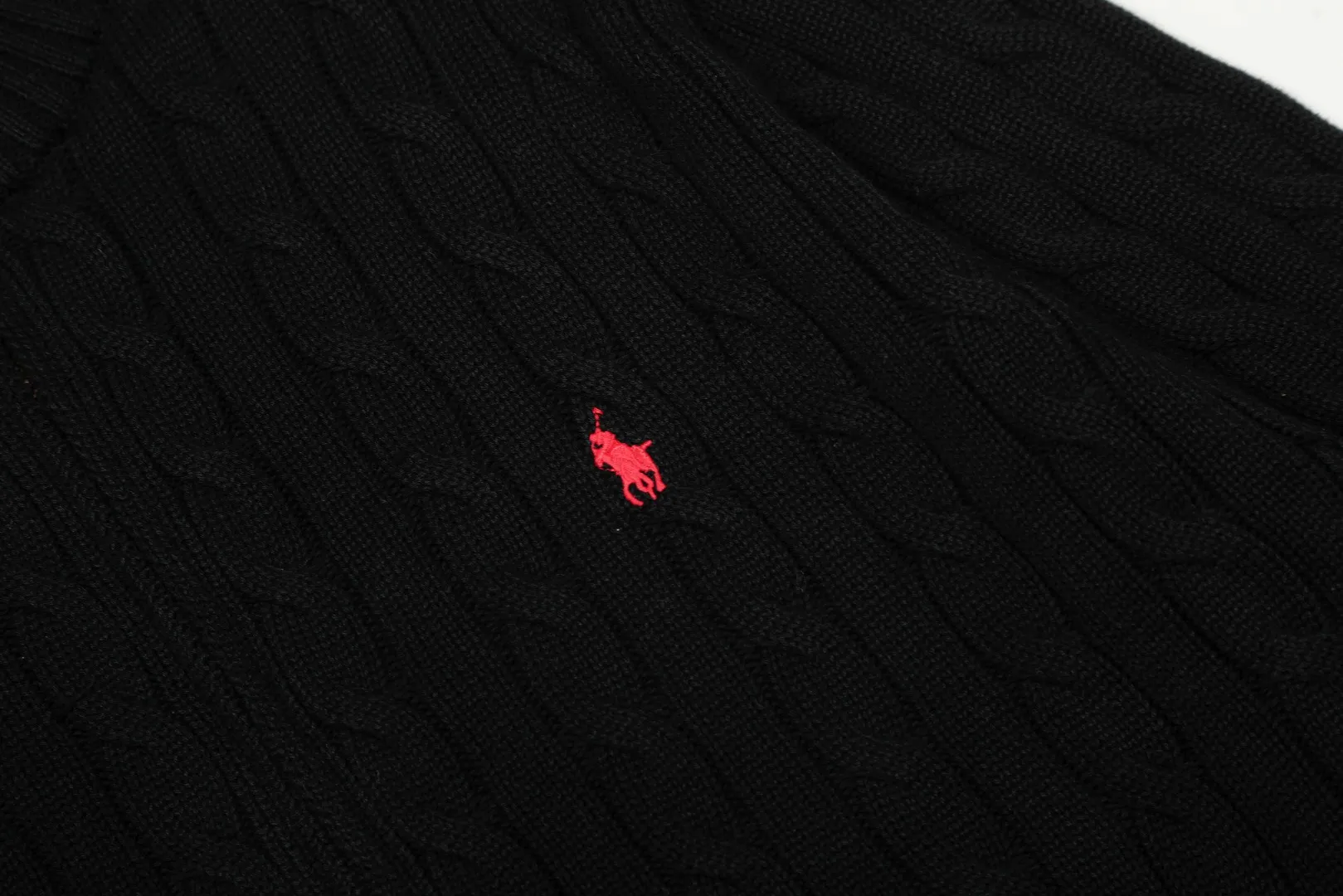 P260 Top quality" Style number: DS814# (not off the shelves all year round) [Ralph Lauren full zipper solid color pony embroidered logo twist knitted sweater jacket] ✅Ralph Lauren Ralph Lauren full zipper classic basic versatile style unisex couple knitted sweater autumn and winter coat ✅Main supplier platform live broadcast Wholesale entities Replacement when out of stock Not off the shelf ✅ZP quality 1:1 version Scan the code to enter the GF website Counter quality ✅Details and quality are the only one in Guangzhou. Imported quality cotton yarn focuses on high-end and cost-effective. Needless to say good quality. ✅The version is restored to the original order. The maximum size can be worn up to 200 pounds. Loose, comfortable and stress-free. ✅The upper body is simple and easy to match. A must-have item for ootd. Good-looking clothes are never picky. Recommended must-have items in the wardrobe. Size: S-XL. Color: Black and red, milky white, gray blue, khaki, navy red label, Ankora red.